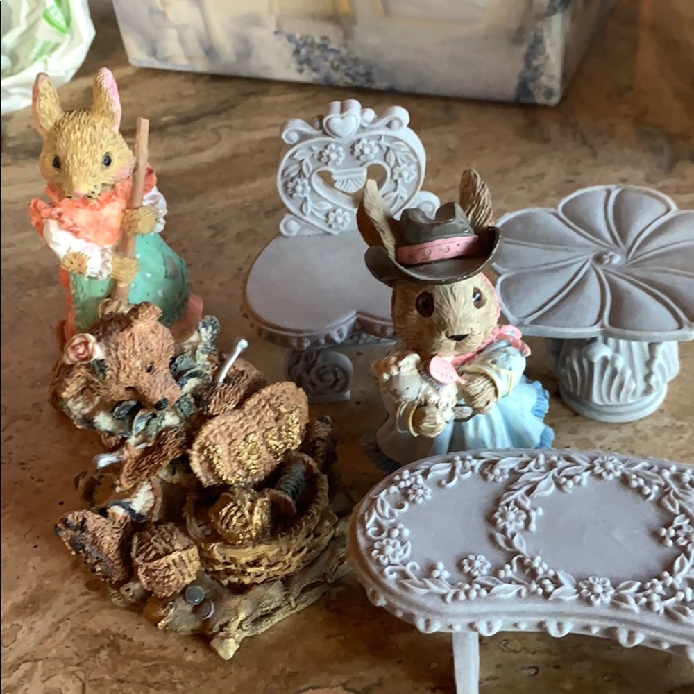 6 Figurines 1bunnyy 1 bear 2 tables &bench 1 mouse
